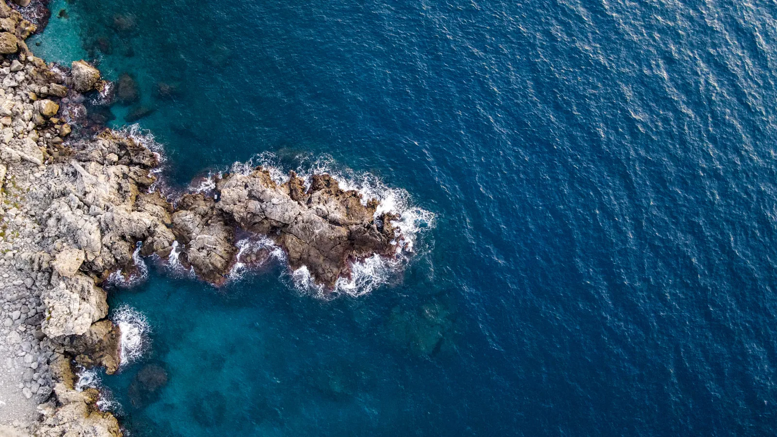 Costa e mare fotografati dall’alto, immagine di MSCC Charter